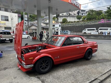 V8と笑いが交差する場所、マルセロバーカウンターにて。