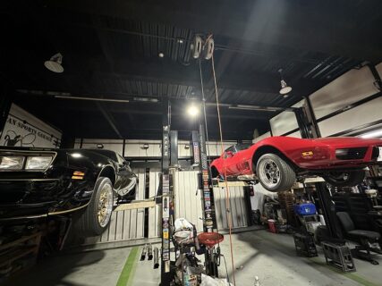 雷鳴が響き、V8が目を覚ます。