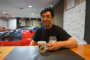 　曇り空に咲く情熱—MARCELOで交わすV8の時間」