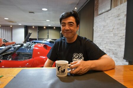 　曇り空に咲く情熱—MARCELOで交わすV8の時間」