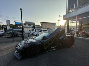 　　漆黒のC8と、夢を駆けるHARLEY