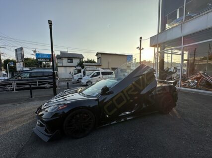 　　漆黒のC8と、夢を駆けるHARLEY