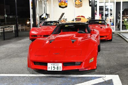情熱のレッドが並ぶ場所。— CORVETTEたちの聖域へ!