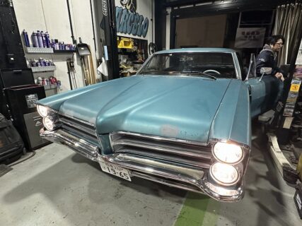 今日もV8と向き合う、MARCELOの現場